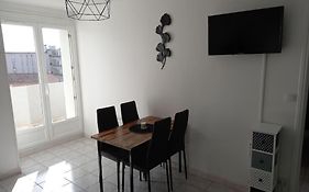 Appart 2/4 Pers Proche Centre Avec Balcon, Parking