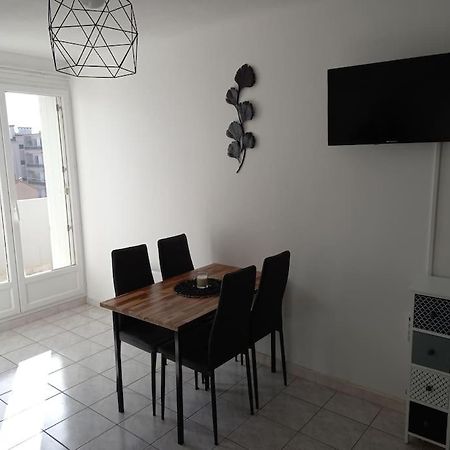 Appart 2/4 Pers Proche Centre Avec Balcon, Parking Narbonne Extérieur photo